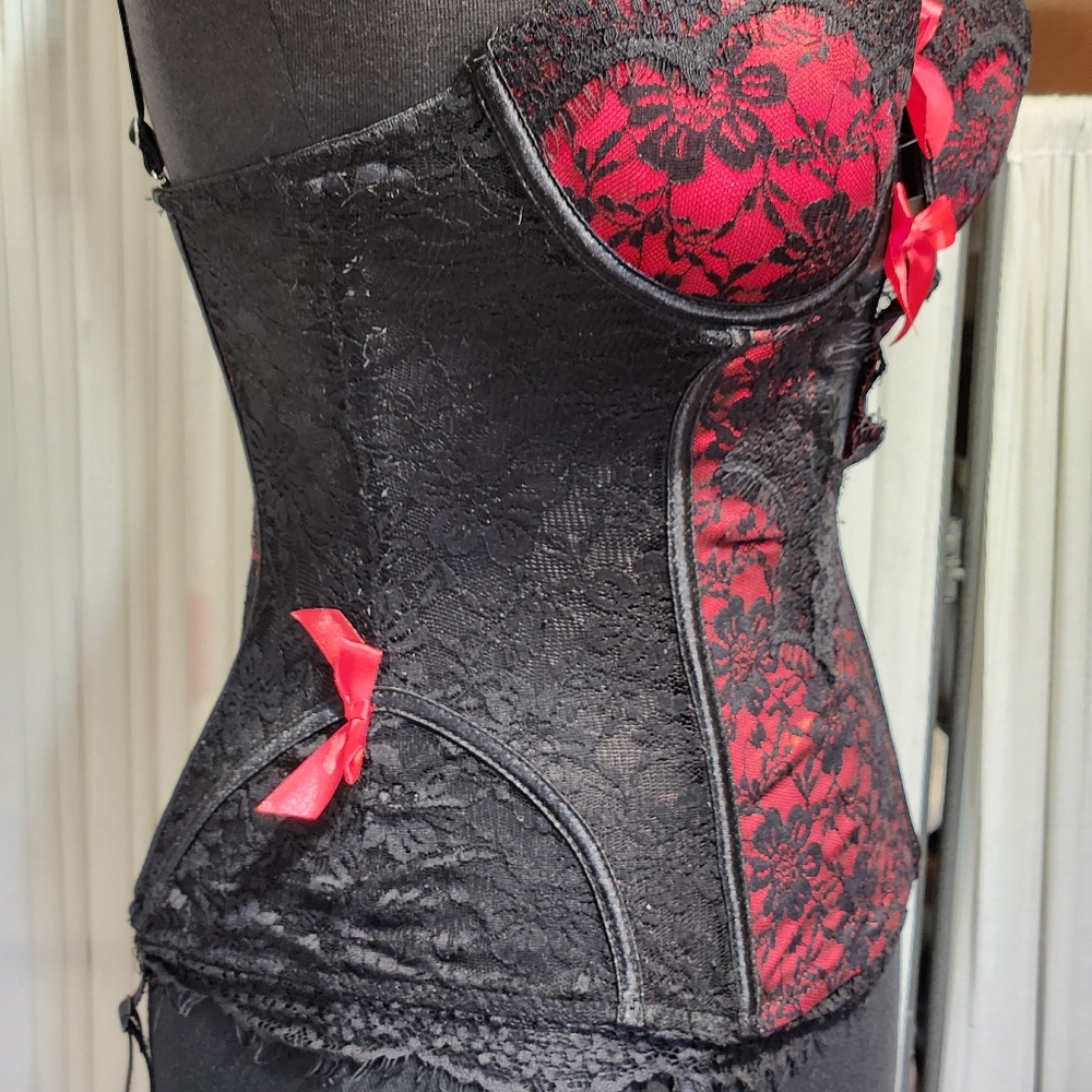 HOT TOPIC Black and Red Lace Bra with Underwire Support 34B - Picture 3 of 12